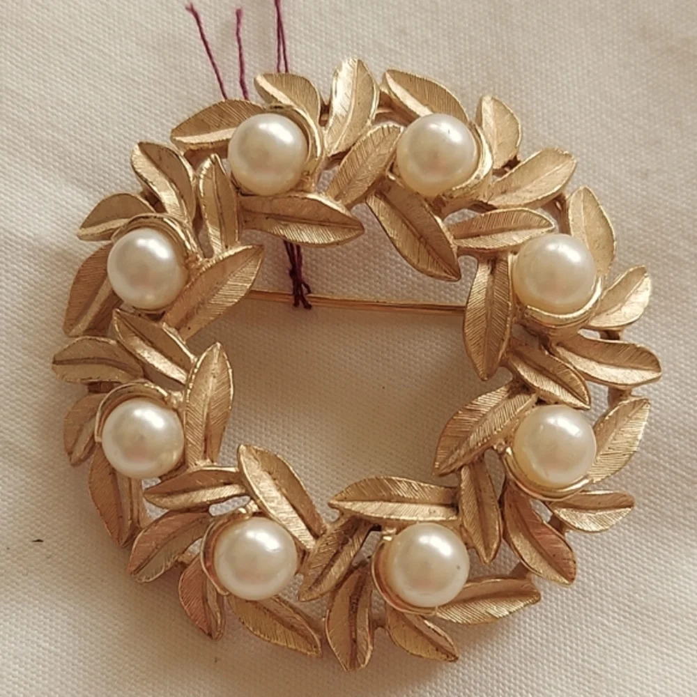 Avon Brooch Round Open Cluster Of Goldtone Metal Leafs Accented 8 Faux Pearls - Picture 1 of 4